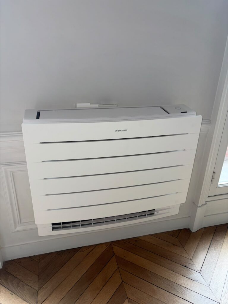 Console de climatisation Daikin installée dans le séjour d’un appartement parisien